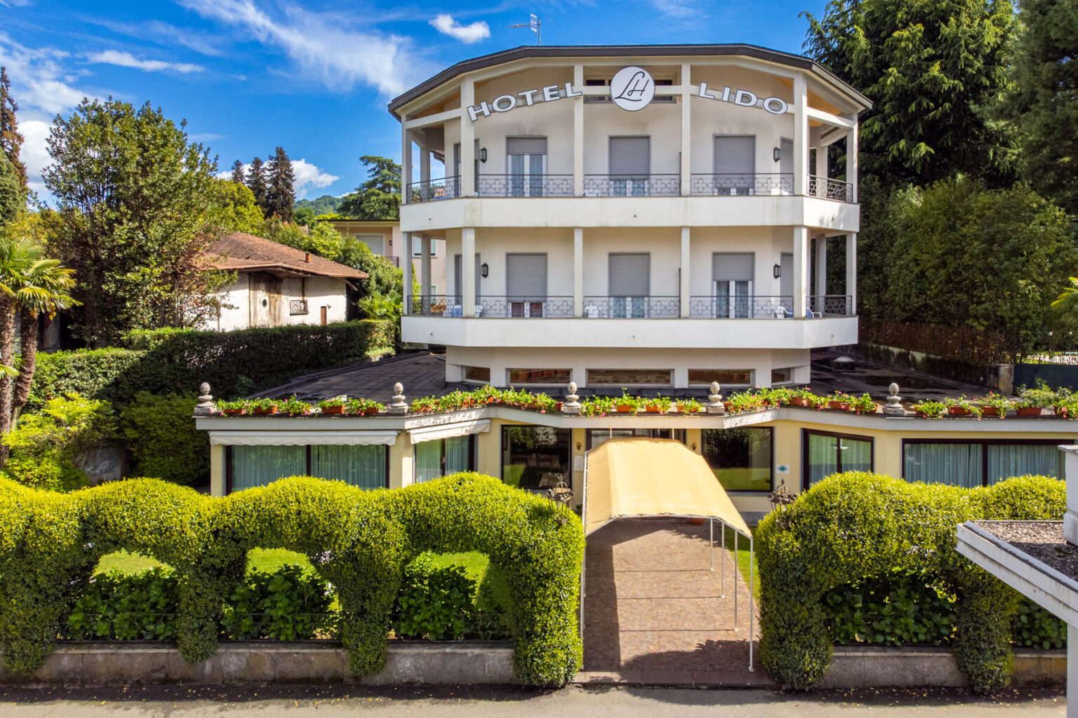 1-hotel-lido-la-perla-nera-stresa-6-entrance-garden