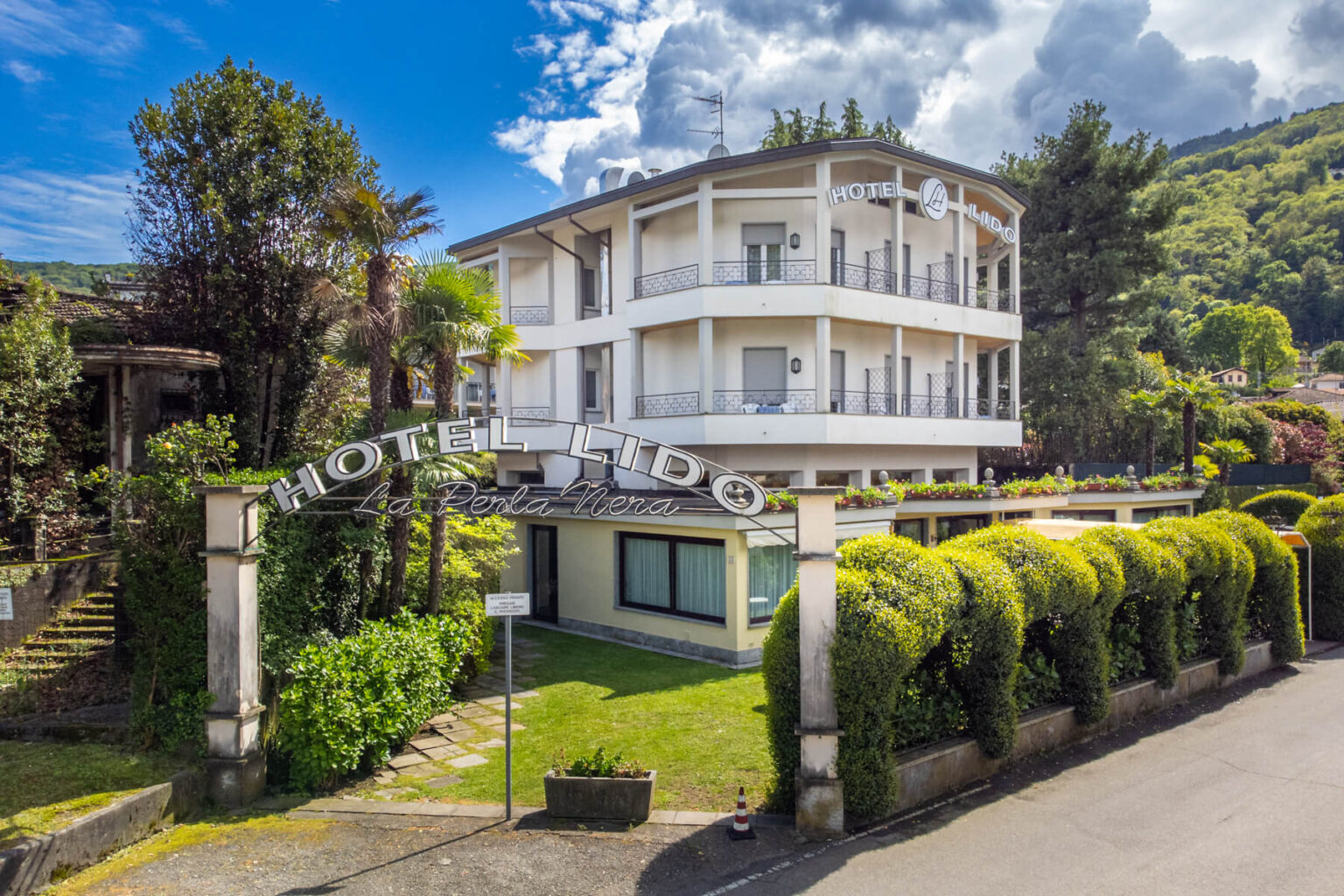 2-hotel-lido-la-perla-nera-stresa-3-entrance-garden