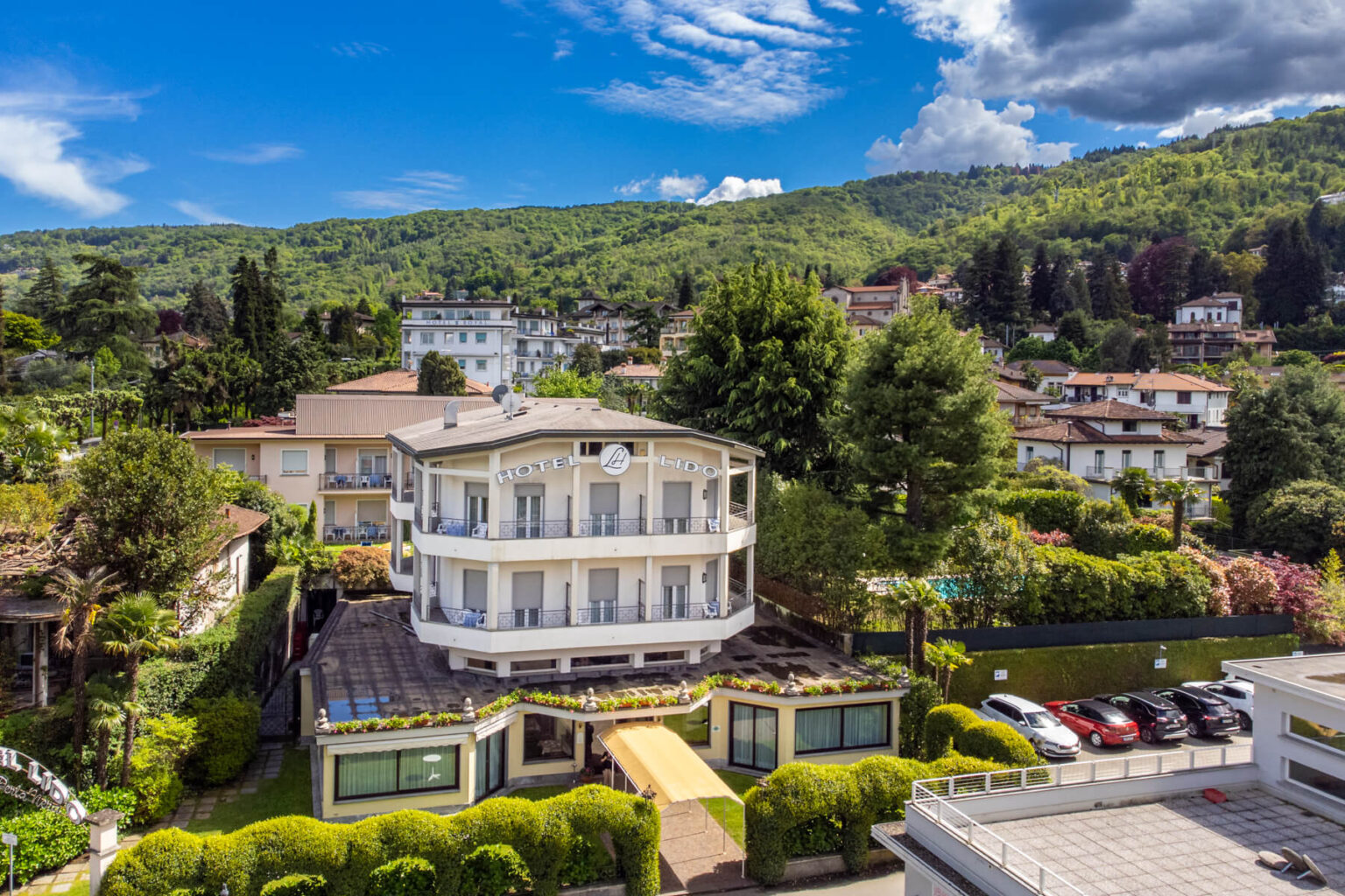 3-hotel-lido-la-perla-nera-stresa-1-entrance-garden.jpg