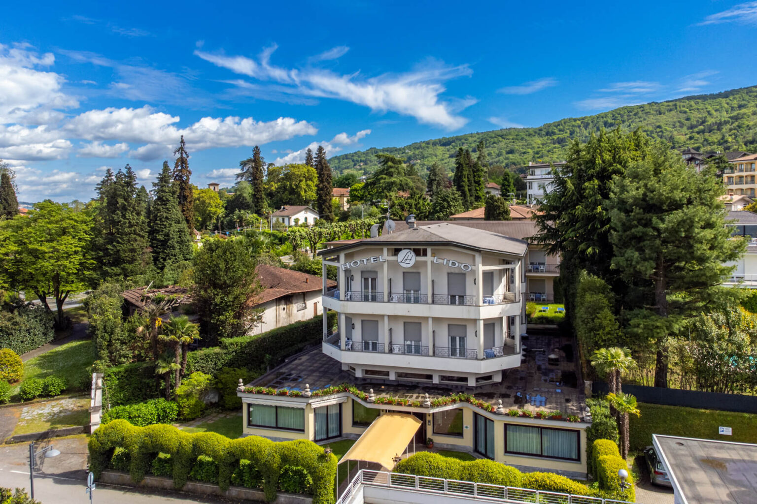 5-hotel-lido-la-perla-nera-stresa-2-entrance-garden